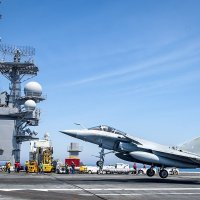 Francuski Rafale slijeće na američki nosač zrakoplova USS George H.W. Bush