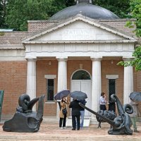 Skulpture umjetnika Alme Allena postavljene su ispred Američkog paviljona