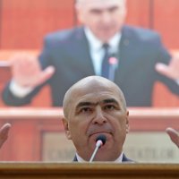 Rumunjski premijer Ilie Bolojan tijekom glasanja u parlamentu na kojemu je smijenjen
