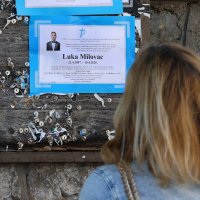 Građani pale lampione za ubijenog maturanta