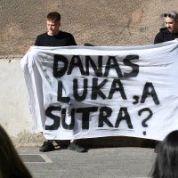 Maturanti ispred suda u Šibeniku