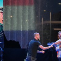 Muškarac otrčao na pozornicu tijekom svečanog koncerta