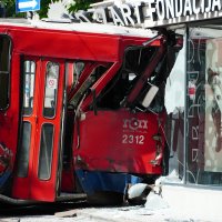 Beograd: Tramvaj izetio iz tračnica i udario u zgradu