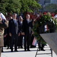 Zagreb: Andrej Plenković i članovi Vlade položili vijence u znak obilježavanja Dana državnosti