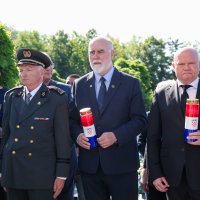 Tomislav Tomašević na Gradskom groblju Mirogoj položio vijence na Središnji križ