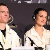 Michael Fassbender i Alicia Vikander
