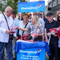 Zagreb: HDZ na Trgu organizirao dijeljenje hrvatskih zastava građanima