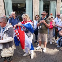 Zagreb: HDZ na Trgu organizirao dijeljenje hrvatskih zastava građanima