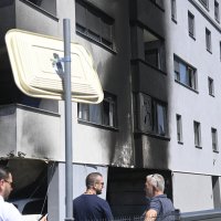 Požar u Velikoj Gorici, izgorjelo nekoliko automobila, oštećena fasada stambene zgrade