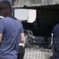 Požar u Velikoj Gorici, izgorjelo nekoliko automobila, oštećena fasada stambene zgrade