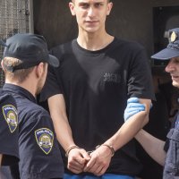Dovođenje osumnjičeih za podmetanje požara na sud