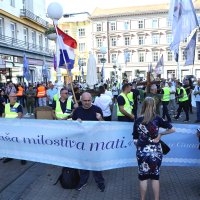 Molitelji na Trgu bana Jelačića prve subote u srpnju