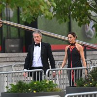 Hugh Grant i Anna Elisabet Eberstein