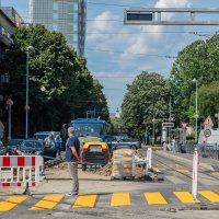 Neoprezni taksist završio na tramvajskim tračnicama