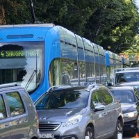 Neoprezni taksist završio na tramvajskim tračnicama