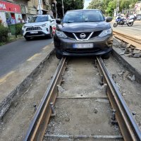 Neoprezni taksist završio na tramvajskim tračnicama