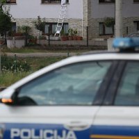 U mjestu Donji Dragonožec muškarac se zatvorio u kuću s puškom