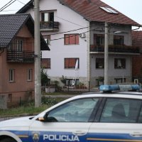 U mjestu Donji Dragonožec muškarac se zatvorio u kuću s puškom