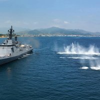Salva hitaca iz teških strojnica s fregate Kang Kon
