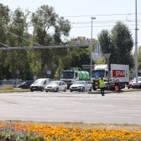 Buknuo automobil u Novom Zagrebu na raskrižju