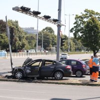 Buknuo automobil u Novom Zagrebu na raskrižju