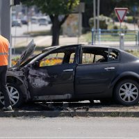 Buknuo automobil u Novom Zagrebu na raskrižju