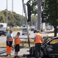 Buknuo automobil u Novom Zagrebu na raskrižju