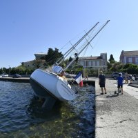 Zbog nevremena nasukala se jedrilica u Zadru