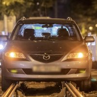 Automobil ponovno zapeo u tračnicama