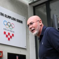 Siniša Krajač izlazi iz zgrade HOO-a s USKOK-ovim istražiteljima
