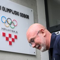 Siniša Krajač izlazi iz zgrade HOO-a s USKOK-ovim istražiteljima