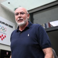 Siniša Krajač izlazi iz zgrade HOO-a s USKOK-ovim istražiteljima