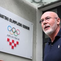 Siniša Krajač izlazi iz zgrade HOO-a s USKOK-ovim istražiteljima