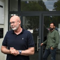 Siniša Krajač izlazi iz zgrade HOO-a s USKOK-ovim istražiteljima
