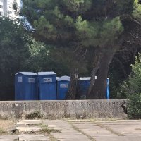 Zahodi u spomen parku Šubićevac