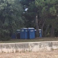 Zahodi u spomen parku Šubićevac