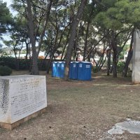 Zahodi u spomen parku Šubićevac