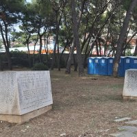 Zahodi u spomen parku Šubićevac
