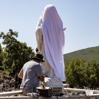 Šticenici zajednice Cenacolo rade na ćišćenju kipa