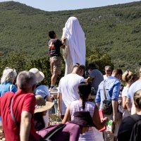 Šticenici zajednice Cenacolo rade na ćišćenju kipa