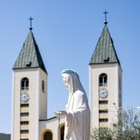 Šticenici zajednice Cenacolo rade na ćišćenju kipa