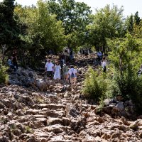 Šticenici zajednice Cenacolo rade na ćišćenju kipa