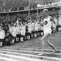 Fritz Schilgen unosi olimpijsku baklju na stadion