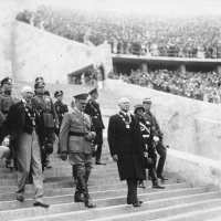 Hitler u pratnji čelnika MOO-a ulazi na Olimpijski stadion