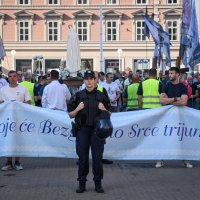 Molitelji na Trgu bana Jelačića prve subote u kolovozu
