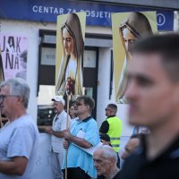 Molitelji na Trgu bana Jelačića prve subote u kolovozu