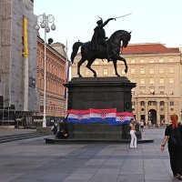 HDZ postavlja zastave po Trgu bana Jelačića