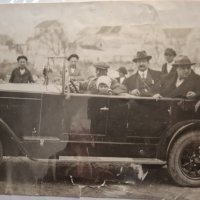 Lovre Pervan (skroz desno) s prvim automobilom Fiat na Zadvarju 1926. godine