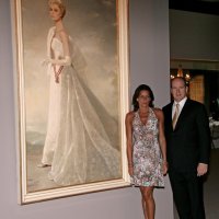 Princeza Caroline i princ Albert II pred portretom majke