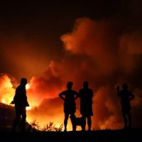 Požar kod Omiša: Evakuiran velik broj turista i mještana